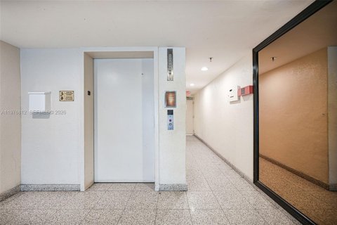 Condo in Miami Beach, Florida, 2 bedrooms  № 2052914 - photo 13