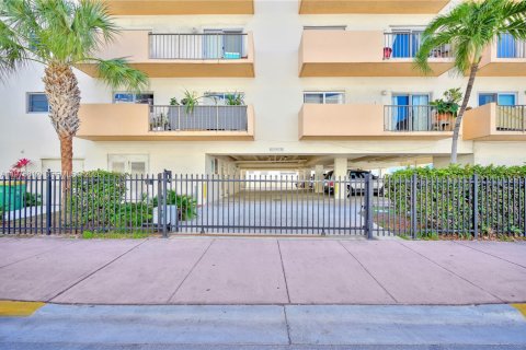 Condo in Miami Beach, Florida, 2 bedrooms  № 2052914 - photo 6