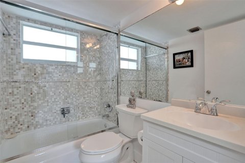Copropriété à vendre à Pompano Beach, Floride: 2 chambres, 92.9 m2 № 2390159 - photo 11