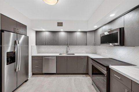 Copropriété à louer à Hollywood, Floride: 1 chambre, 93.65 m2 № 1898207 - photo 1