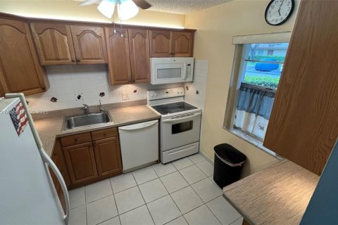Condo in Margate, Florida, 2 bedrooms  № 1794840 - photo 4