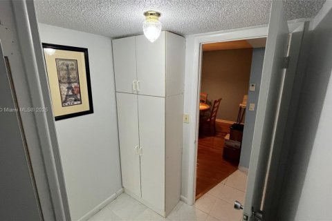 Condo in Margate, Florida, 2 bedrooms  № 1794840 - photo 23