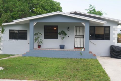 House in Miami, Florida 3 bedrooms, 125.79 sq.m. № 2019731