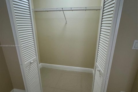 Condo in Coral Gables, Florida, 2 bedrooms  № 1804179 - photo 13