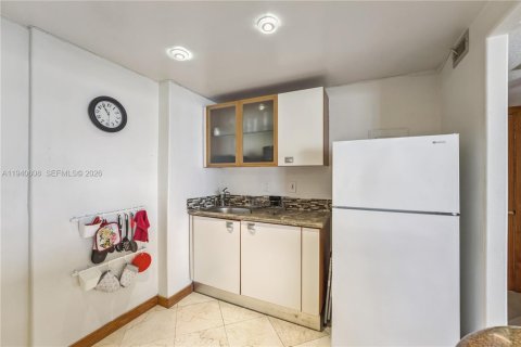 Condominio en alquiler en Miami, Florida, 1 dormitorio, 79.99 m2 № 1997734 - foto 3