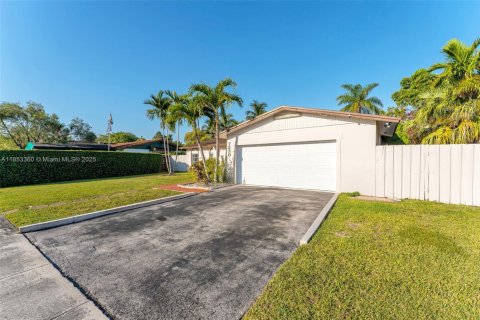House in Miami, Florida 4 bedrooms, 149.76 sq.m. № 1872145 - photo 3