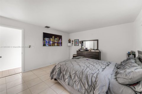 House in Miami, Florida 4 bedrooms, 149.76 sq.m. № 1872145 - photo 22