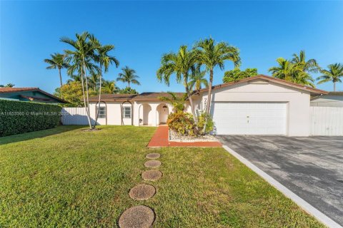 House in Miami, Florida 4 bedrooms, 149.76 sq.m. № 1872145 - photo 2