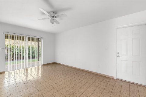 House in Miami, Florida 4 bedrooms, 149.76 sq.m. № 1872145 - photo 10