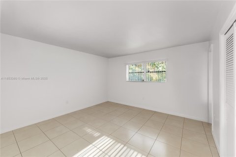 House in Miami, Florida 4 bedrooms, 149.76 sq.m. № 1872145 - photo 8