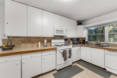 House in Miami, Florida 4 bedrooms, 149.76 sq.m. № 1872145 - photo 16