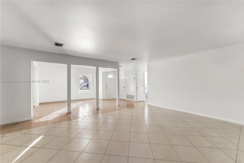 House in Miami, Florida 4 bedrooms, 149.76 sq.m. № 1872145 - photo 6