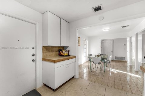 House in Miami, Florida 4 bedrooms, 149.76 sq.m. № 1872145 - photo 17