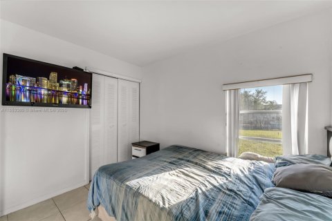 House in Miami, Florida 4 bedrooms, 149.76 sq.m. № 1872145 - photo 19