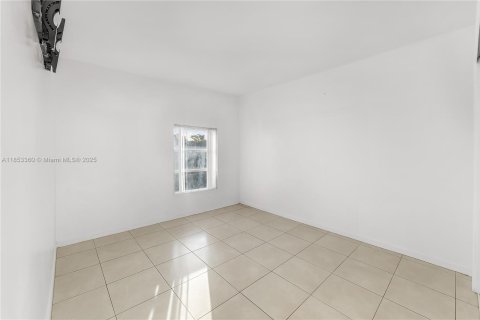 House in Miami, Florida 4 bedrooms, 149.76 sq.m. № 1872145 - photo 9