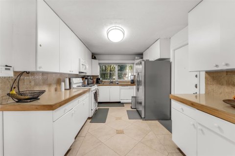 House in Miami, Florida 4 bedrooms, 149.76 sq.m. № 1872145 - photo 15