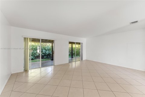 House in Miami, Florida 4 bedrooms, 149.76 sq.m. № 1872145 - photo 4