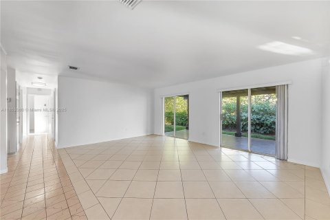 House in Miami, Florida 4 bedrooms, 149.76 sq.m. № 1872145 - photo 5