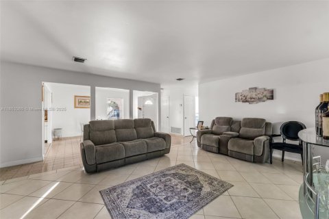 House in Miami, Florida 4 bedrooms, 149.76 sq.m. № 1872145 - photo 13