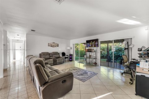 House in Miami, Florida 4 bedrooms, 149.76 sq.m. № 1872145 - photo 12