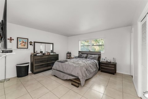 House in Miami, Florida 4 bedrooms, 149.76 sq.m. № 1872145 - photo 21