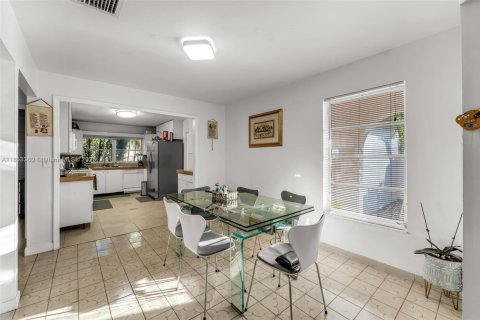 House in Miami, Florida 4 bedrooms, 149.76 sq.m. № 1872145 - photo 14