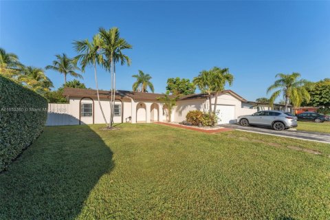 House in Miami, Florida 4 bedrooms, 149.76 sq.m. № 1872145 - photo 1