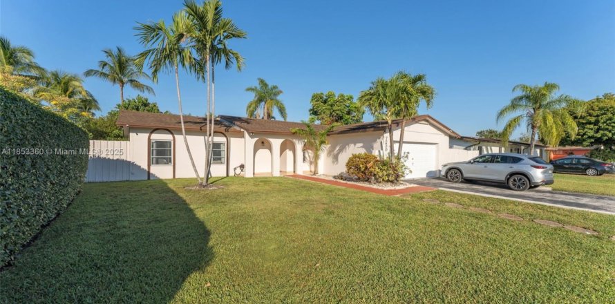 Casa en Miami, Florida 4 dormitorios, 149.76 m2 № 1872145