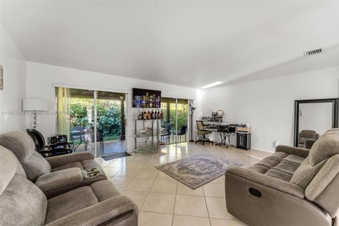 House in Miami, Florida 4 bedrooms, 149.76 sq.m. № 1872145 - photo 11