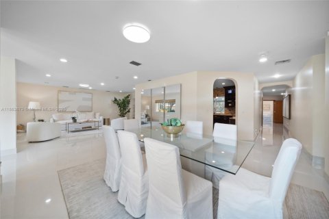 Villa ou maison à vendre à Pinecrest, Floride: 5 chambres, 386.57 m2 № 1922999 - photo 15