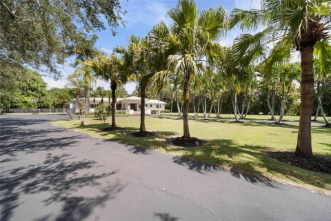 Villa ou maison à vendre à Pinecrest, Floride: 5 chambres, 386.57 m2 № 1922999 - photo 5