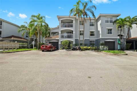 Copropriété à louer à Pembroke Pines, Floride: 2 chambres, 92.9 m2 № 2262976 - photo 2
