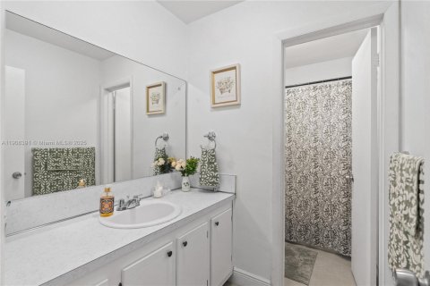 House in Miami, Florida 3 bedrooms, 126.72 sq.m. № 2012716 - photo 11