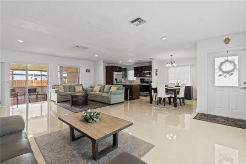 House in Miami, Florida 3 bedrooms, 126.72 sq.m. № 2012716 - photo 4