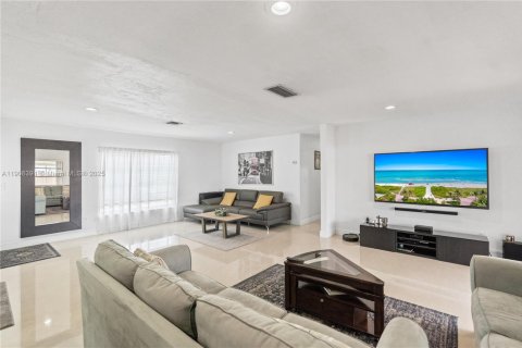 House in Miami, Florida 3 bedrooms, 126.72 sq.m. № 2012716 - photo 5