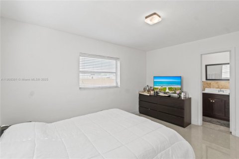 House in Miami, Florida 3 bedrooms, 126.72 sq.m. № 2012716 - photo 13