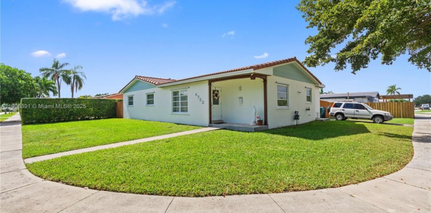 House in Miami, Florida 3 bedrooms, 126.72 sq.m. № 2012716