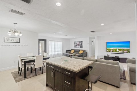 House in Miami, Florida 3 bedrooms, 126.72 sq.m. № 2012716 - photo 9