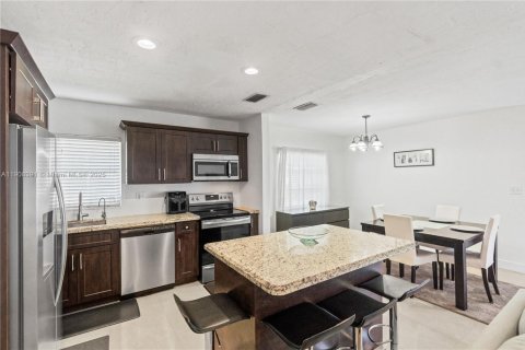 House in Miami, Florida 3 bedrooms, 126.72 sq.m. № 2012716 - photo 7