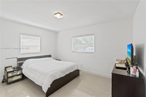 House in Miami, Florida 3 bedrooms, 126.72 sq.m. № 2012716 - photo 14
