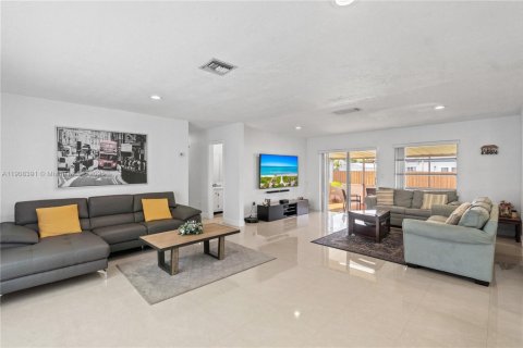 House in Miami, Florida 3 bedrooms, 126.72 sq.m. № 2012716 - photo 3