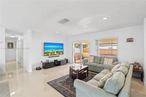 House in Miami, Florida 3 bedrooms, 126.72 sq.m. № 2012716 - photo 10