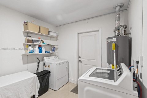 House in Miami, Florida 3 bedrooms, 126.72 sq.m. № 2012716 - photo 17