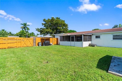 House in Miami, Florida 3 bedrooms, 126.72 sq.m. № 2012716 - photo 20