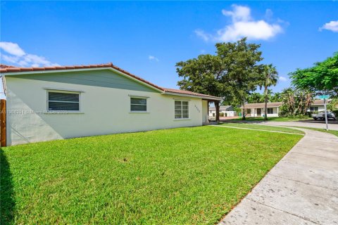 House in Miami, Florida 3 bedrooms, 126.72 sq.m. № 2012716 - photo 2