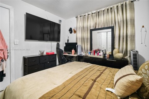 House in Miami, Florida 4 bedrooms, 166.85 sq.m. № 1889793 - photo 23