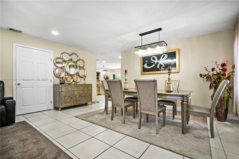 House in Miami, Florida 4 bedrooms, 166.85 sq.m. № 1889793 - photo 5