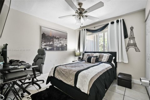 House in Miami, Florida 4 bedrooms, 166.85 sq.m. № 1889793 - photo 17