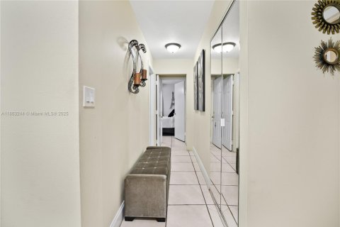 House in Miami, Florida 4 bedrooms, 166.85 sq.m. № 1889793 - photo 18