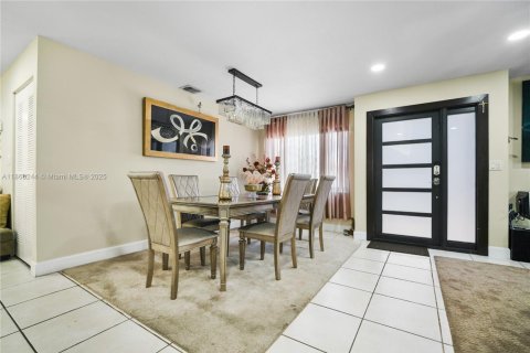 House in Miami, Florida 4 bedrooms, 166.85 sq.m. № 1889793 - photo 4